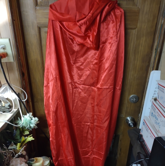 Red cape - Picture 4 of 4